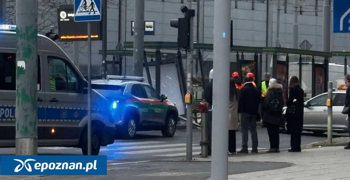 Po tym, jak auto wpadło w przystanek w centrum Poznania, zamienili się miejscami. Jest więcej informacji