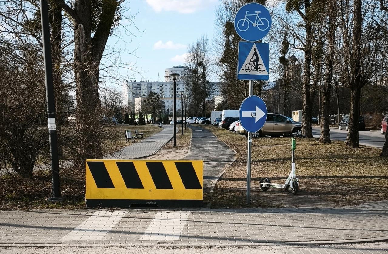 Droga rowerowa niedostępna od ponad roku przez korzenie drzew