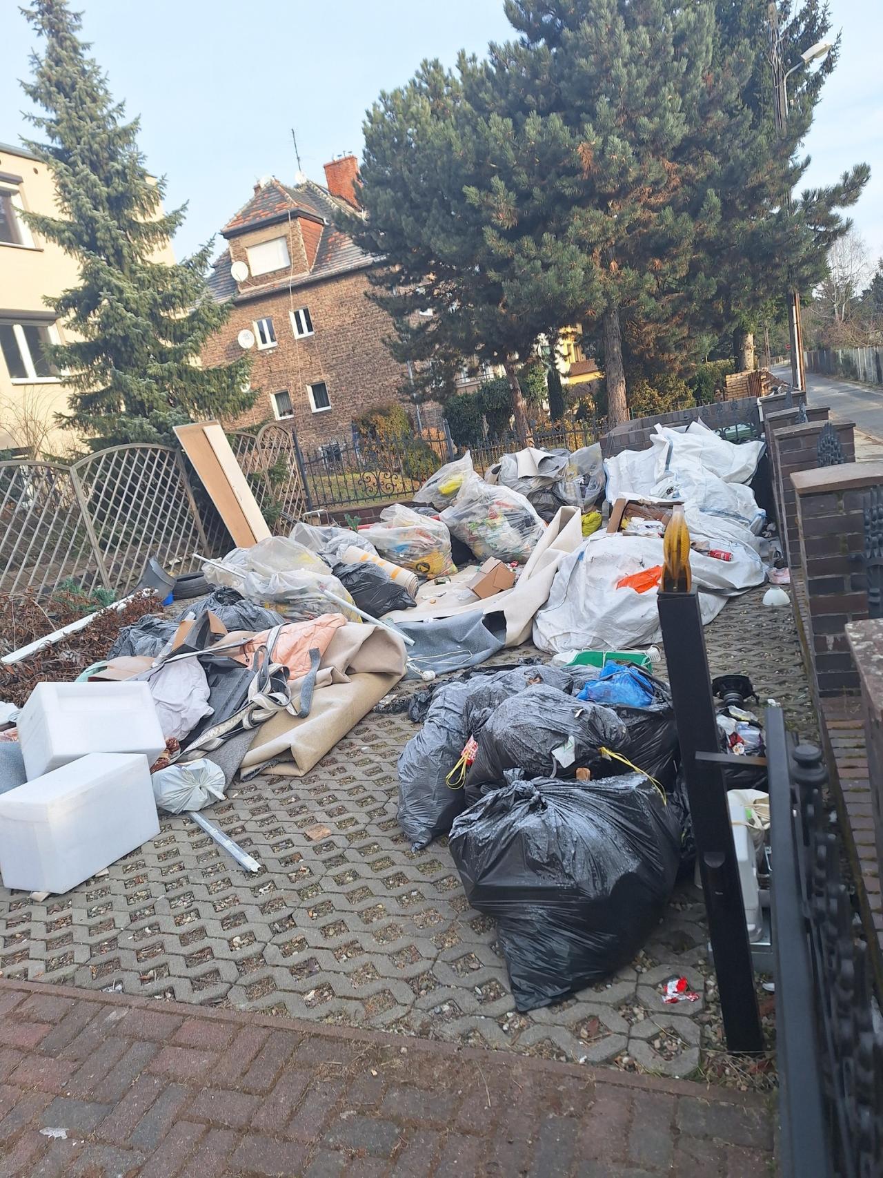 Góry śmieci i ubrań w kolejnych lokalizacjach