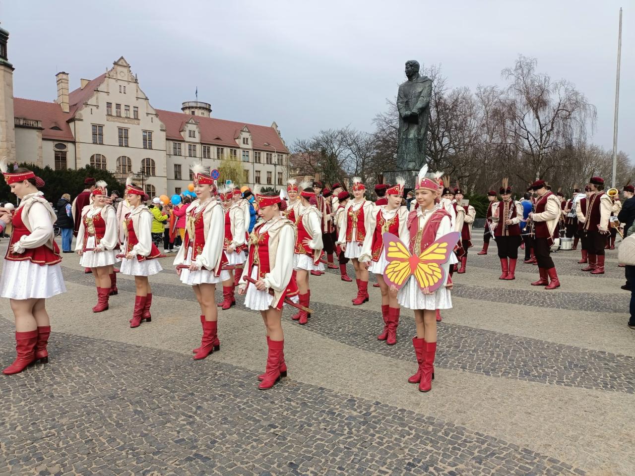 Kolorowy marsz idzie przez Poznań