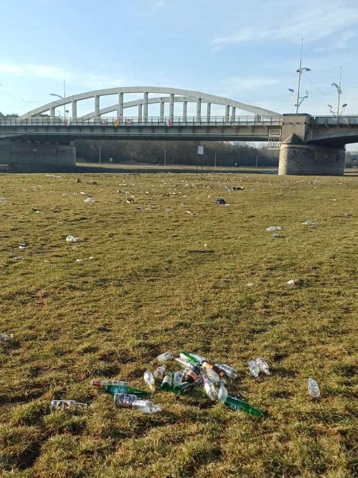 Tak wyglądały nadwarciańskie łąki w ubiegły weekend. Jaśkowiak apeluje do mieszkańców