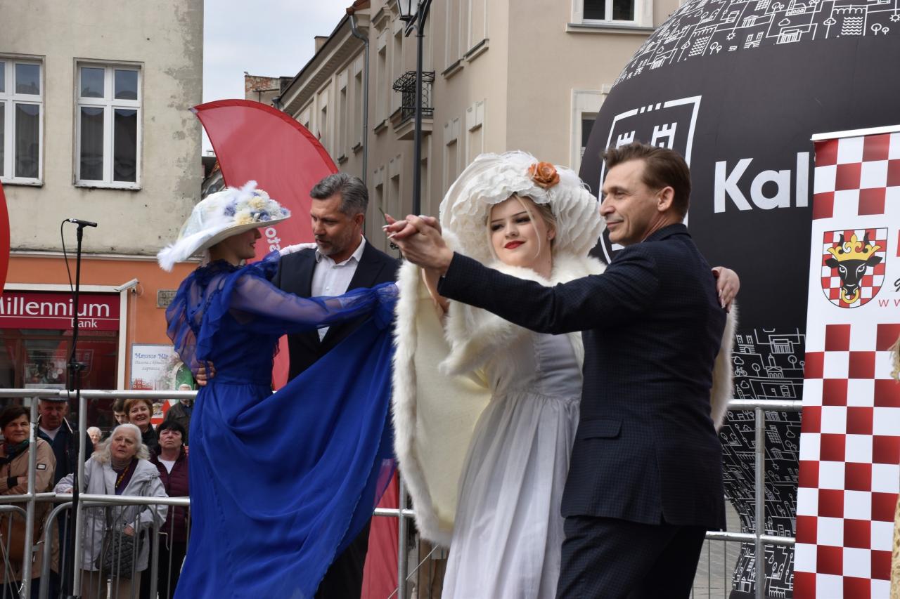 Gwiazda na scenie, prezydent i starosta tańczyli "Walca Barbary". Tak witali wiosnę w wielkopolskim mieście