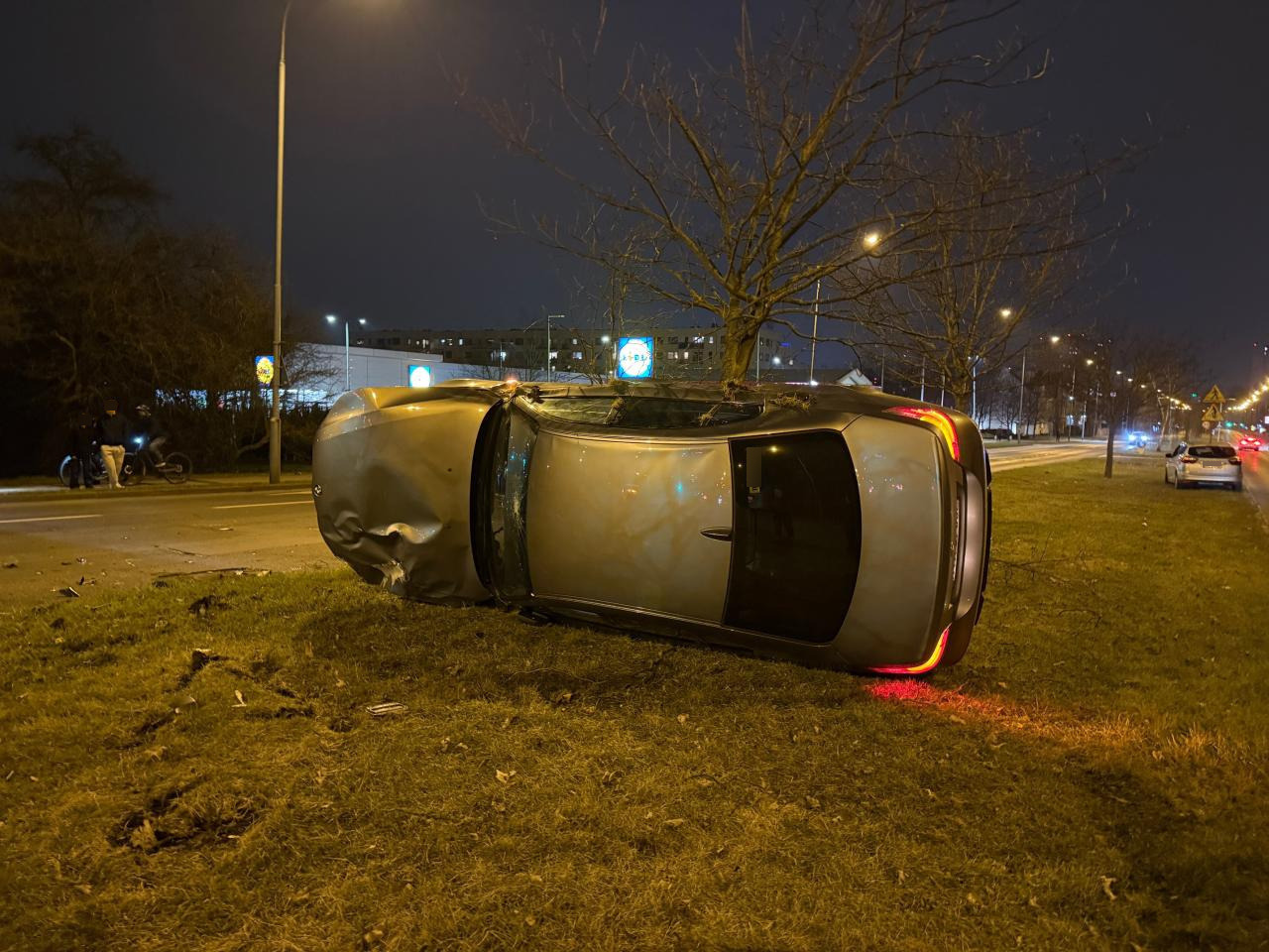 Wypadek w Poznaniu. BMW leży na boku