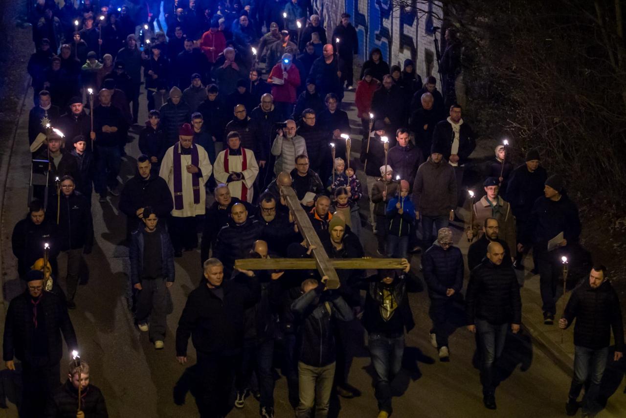 Mężczyźni wzięli na swoje barki krzyż i przeszli ulicami Poznania