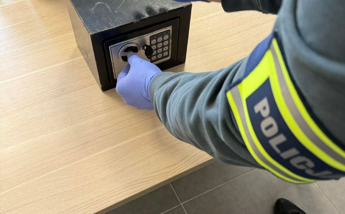 20-latka z naszego regionu miała w łazience ukryty w podłodze sejf