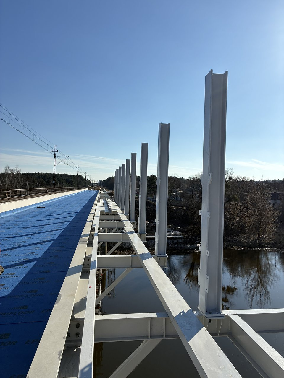 Specjalistyczne maty trafiły na plac budowy w regionie. Inwestycja usprawni ruch na ważnej trasie z Poznania