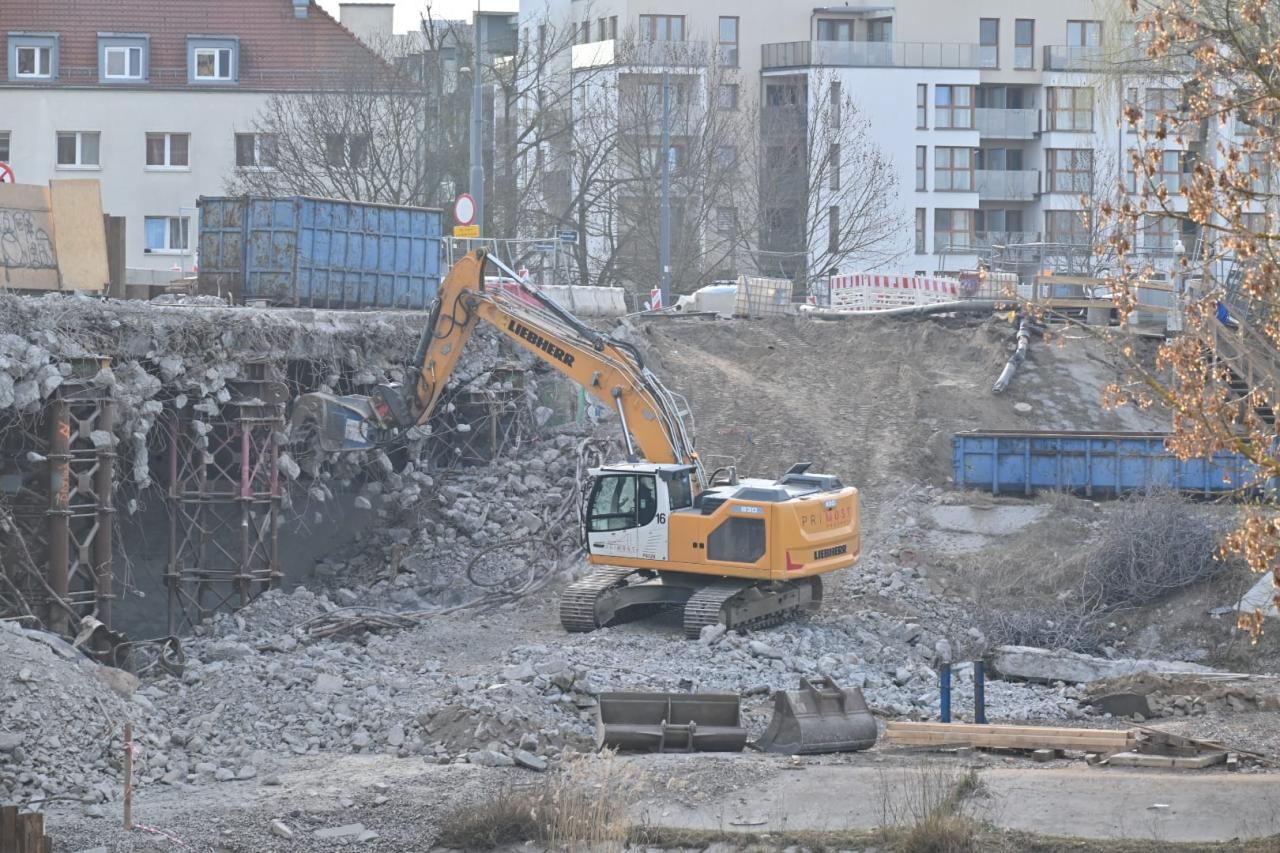 Część poznańskiego mostu znika z dnia na dzień. kilka już zostało