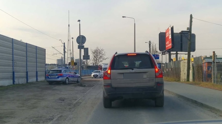 Na Dębcu bez zmian. "Czekałam na przejazd przez tory 27 minut, obok patrol policji łapiący pieszych"