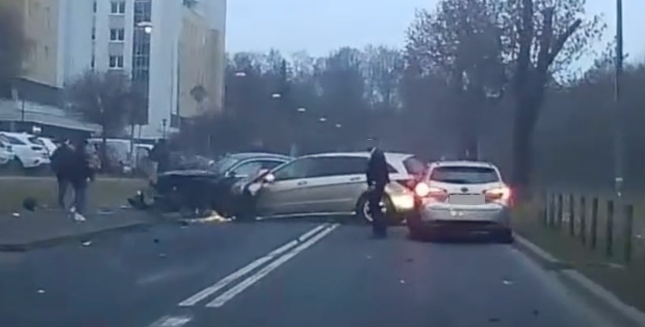 Groźnie wyglądające zderzenie aut na Marcelińskiej. Przyczyną proteza nogi zablokowana między pedałami gazu i hamulca?