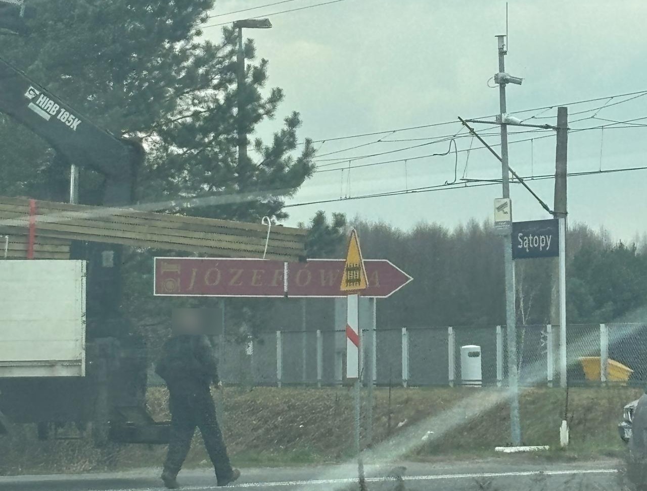 Utrudnienia na trasie kolejowej Poznań – Berlin. Zerwana sieć i zamknięty przejazd