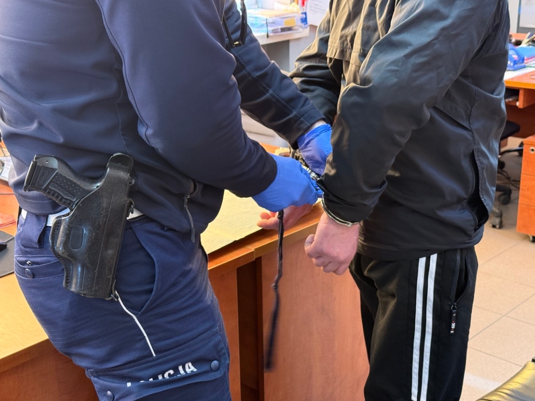 Kolejny obcokrajowiec deportowany z naszego regionu stwarzał realne zagrożenie. Ratownicy medyczni zatrzymali go pijanego w samochodzie