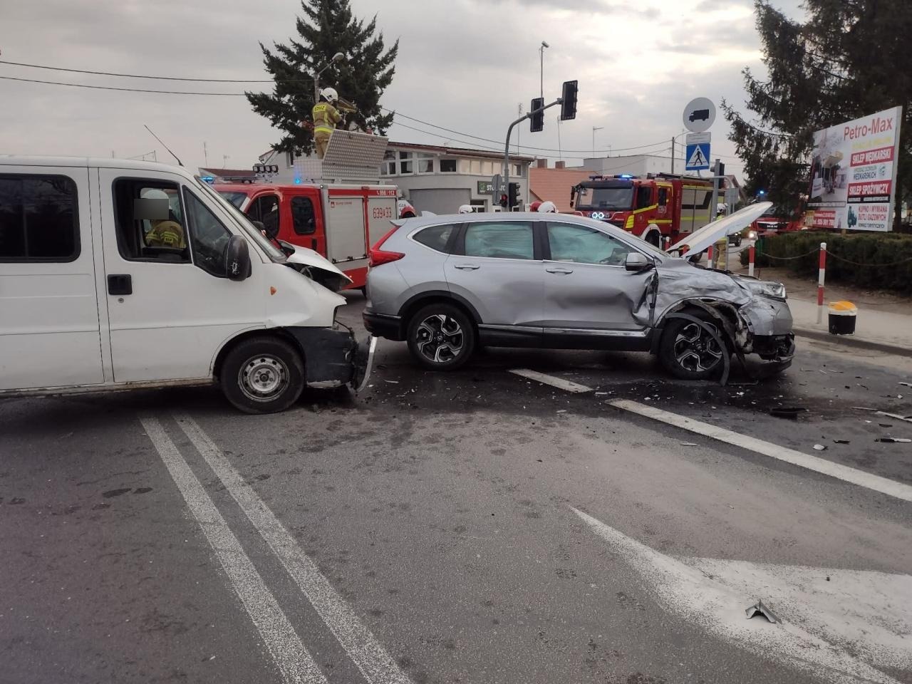 Na drodze łączącej Poznań z Wągrowcem samochód dostawczy zderzył się z osobowym. Droga była zablokowana