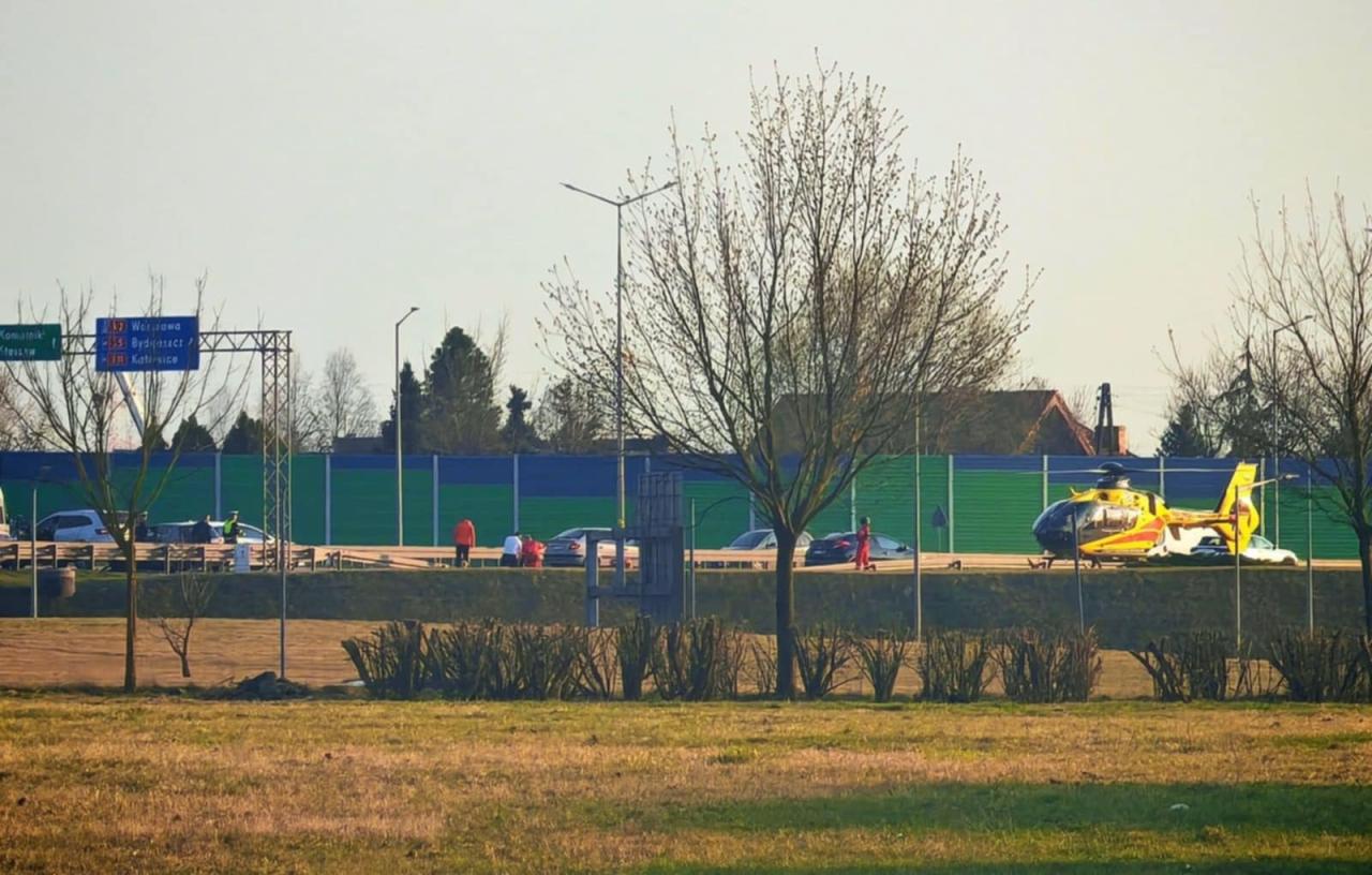Poważny wypadek w Komornikach. Trzy osoby ranne, lądował śmigłowiec LPR