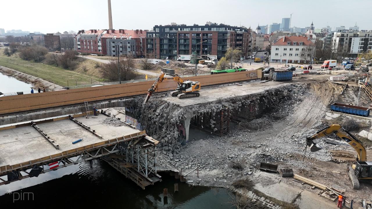 Część rozbieranego mostu wpadła do rzeki? PIM: "Prosimy o niepowielanie nieprawdziwych informacji"