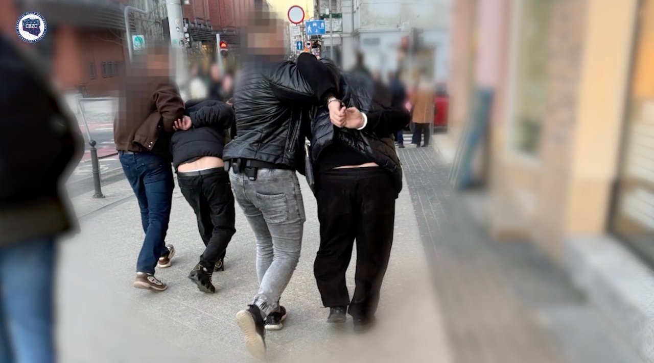 Duża akcja policji w Poznaniu. Zatrzymano podejrzanych o pranie pieniędzy z oszustw