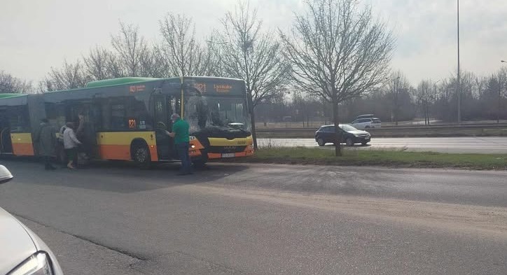 Auto dostawcze zderzyło się z autobusem na Dąbrowskiego