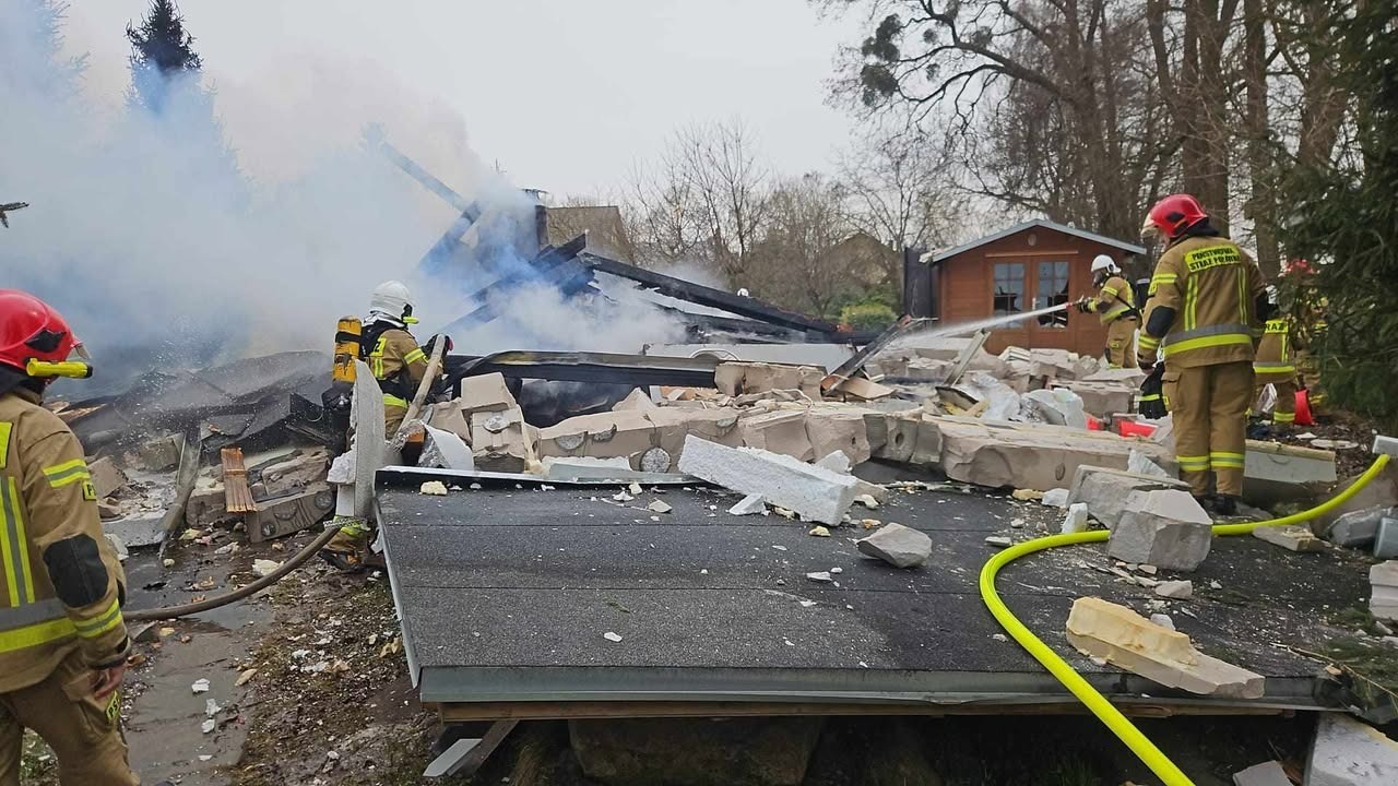 Pożar w podpoznańskiej miejscowości. "Cały dom zniszczony", na miejscu 10 zastępów strażaków