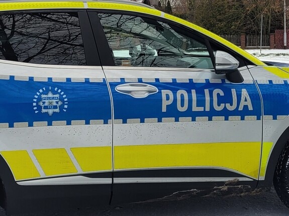 Rowerowy turysta z Łotwy chciał dojechać do Holandii. Zasnął pijany i półnagi na przystanku w Wielkopolsce, obraził się, gdy obudzili go policjanci