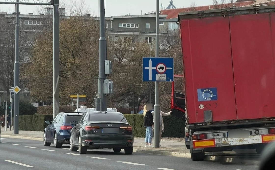 Kierowca ciężarówki zasłabł w trakcie jazdy na Królowej Jadwigi. Zatrzymał się w krzakach