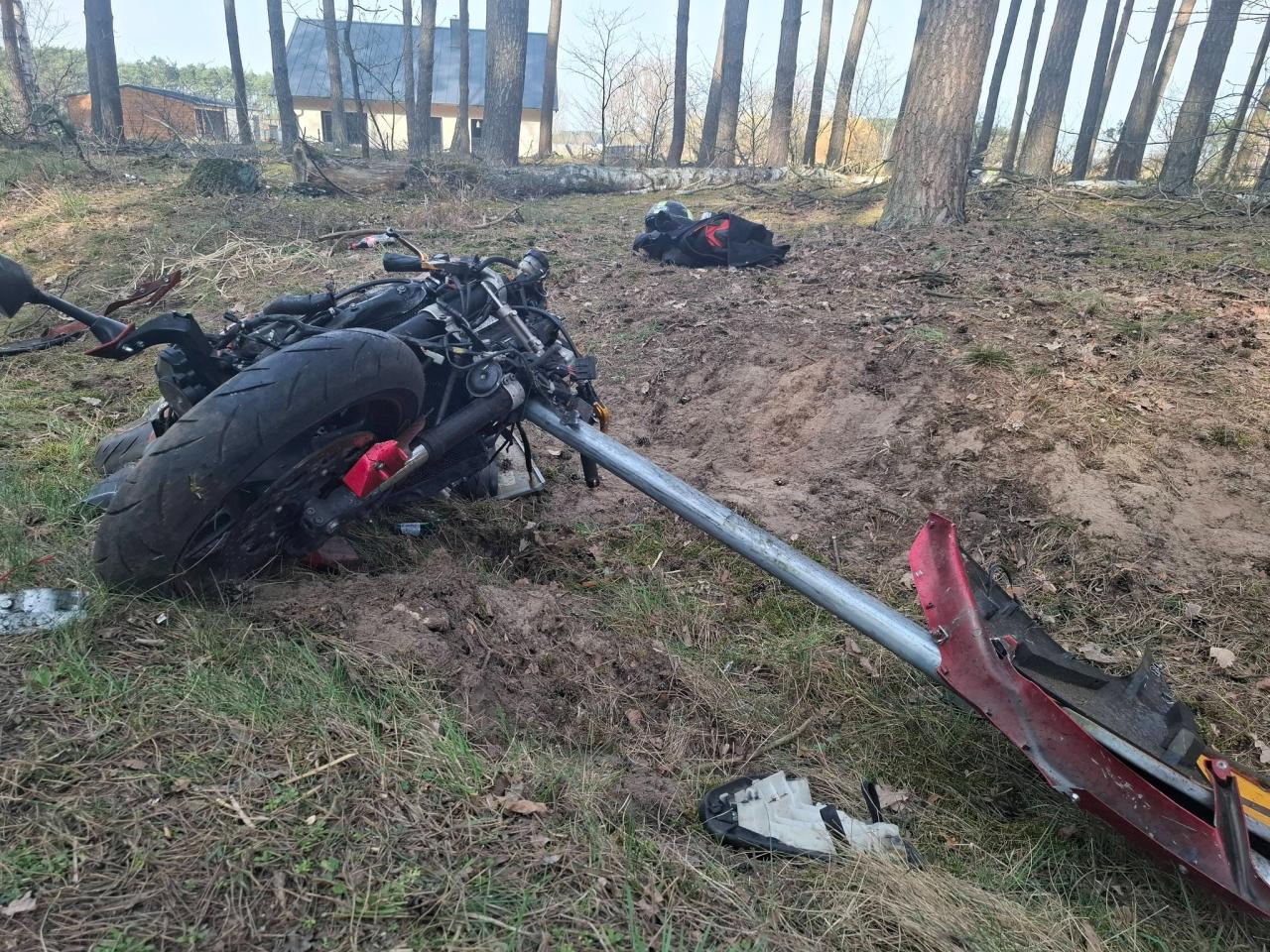 Mężczyzna wjechał motocyklem w sarnę i uderzył z dużą siłą w znak drogowy. 27-latek trafił do szpitala