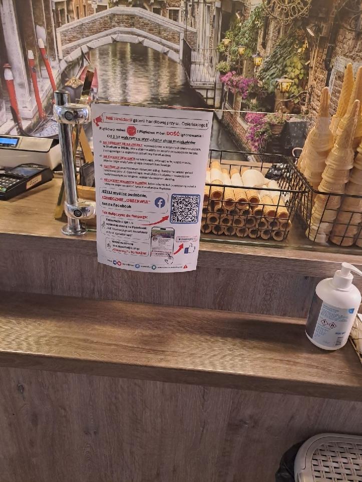 Mieszkańcy nie poddają się i walczą o pasaż handlowy przy Opieńskiego. Najemcy poprzyklejali ulotki na szybach na znak sprzeciwu