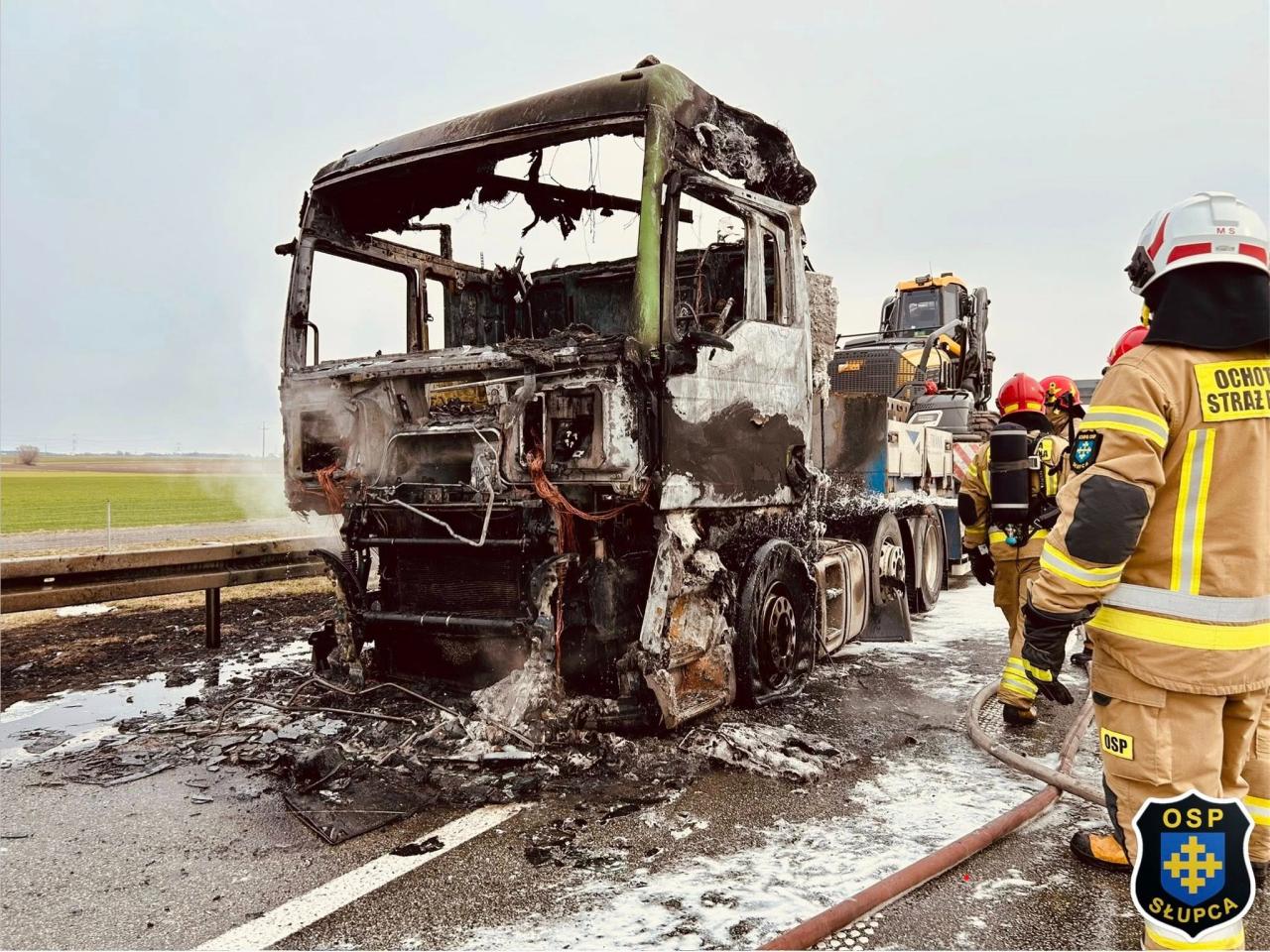 Na A2 spłonął doszczętnie samochód. Utrudnienia trwały do wieczora