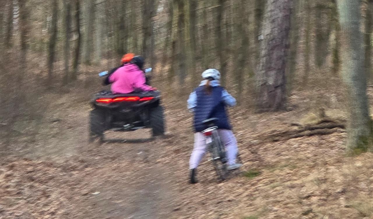 Quadem po uczęszczanych ścieżkach w pobliżu kładki nad Wartą