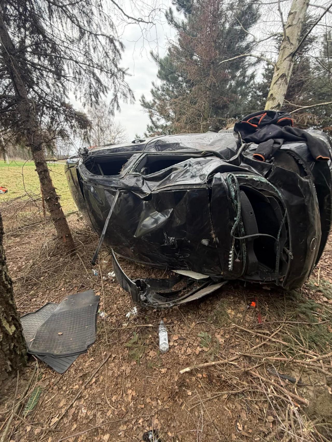 Region. Doszczętnie zniszczony Opel, w pojeździe dwóch młodych mężczyzn. Obaj pijani, żaden nie przyznaje się do kierowania