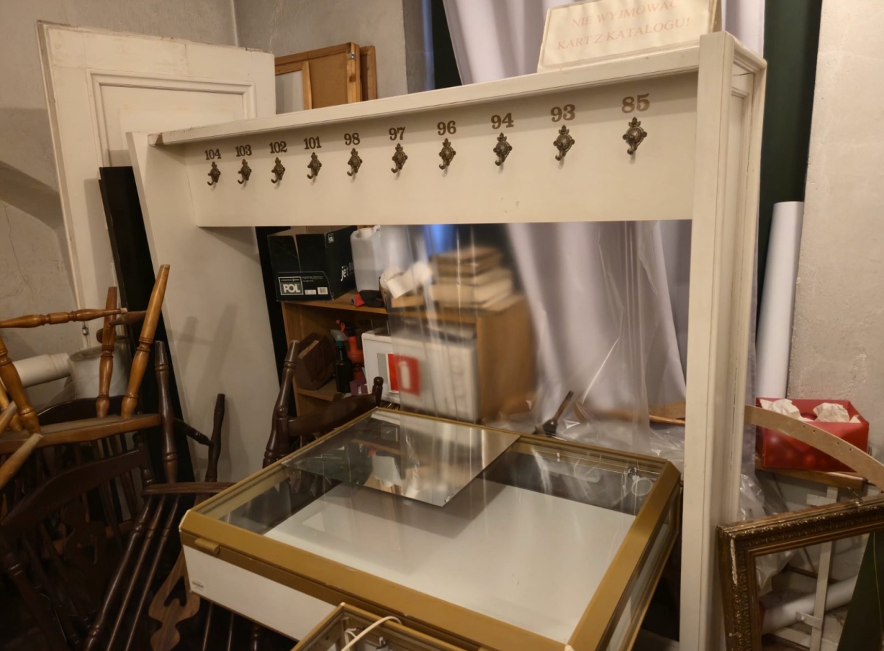 Poznańska biblioteka wyprzedaje meble. Do nabycia m.in. fotel w stylu PRL i to za złotówkę