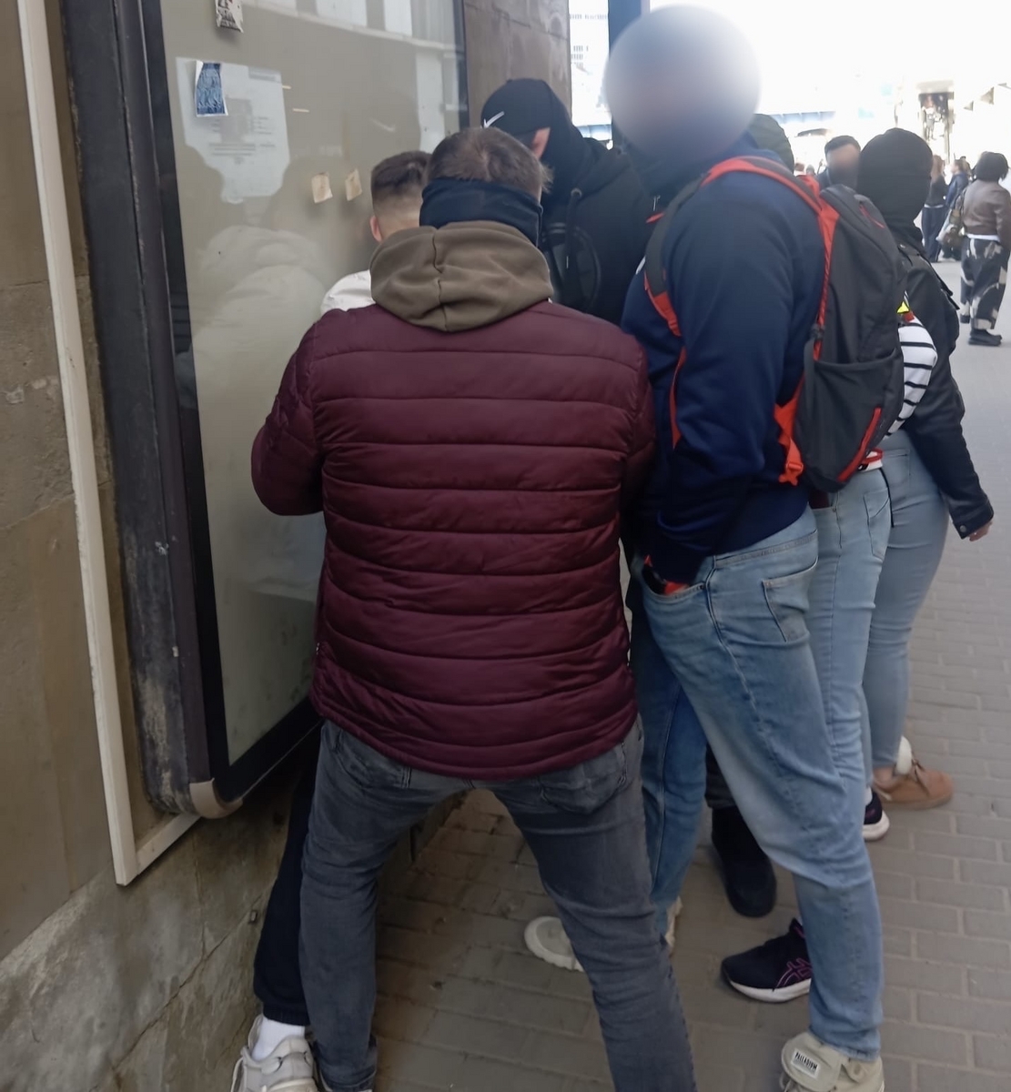 Oszukali Ukraińca mieszkającego w Poznaniu "na pracownika banku". Zatrzymano 19-letniego "odbieraka"