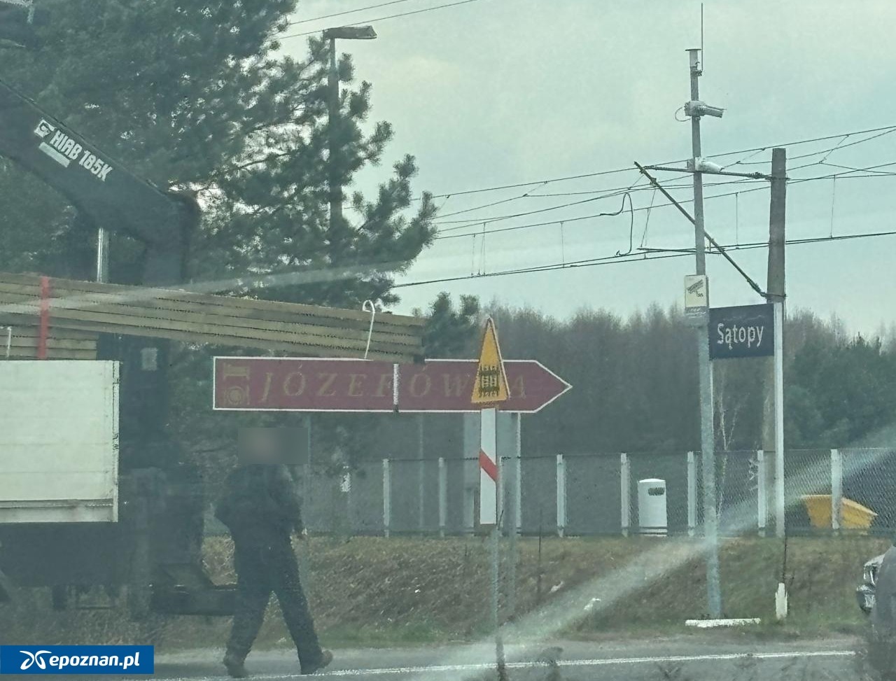 Zerwał sieć trakcyjną na przejeździe kolejowym rozłożonym dźwigiem i uciekł. Ma do pokrycia rachunek na minimum 36 tysięcy złotych