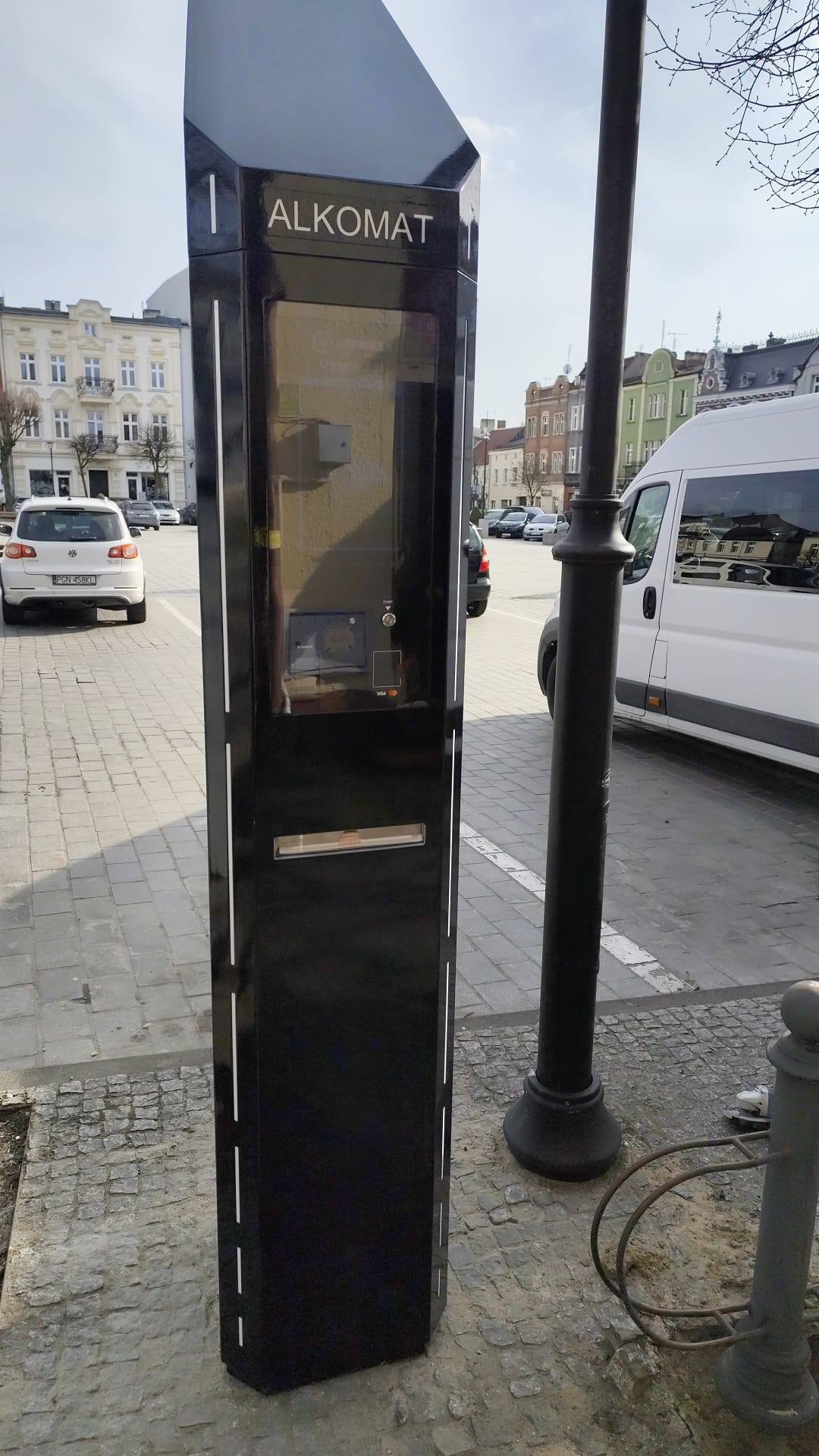 Taki automat stanął w centrum wielkopolskiego miasta. "Obsługiwany jest jednym przyciskiem"