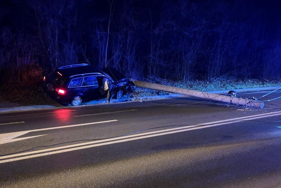 Nocny wypadek w Poznaniu. "Auto skosiło betonowy słup. Kable leżały na drodze"