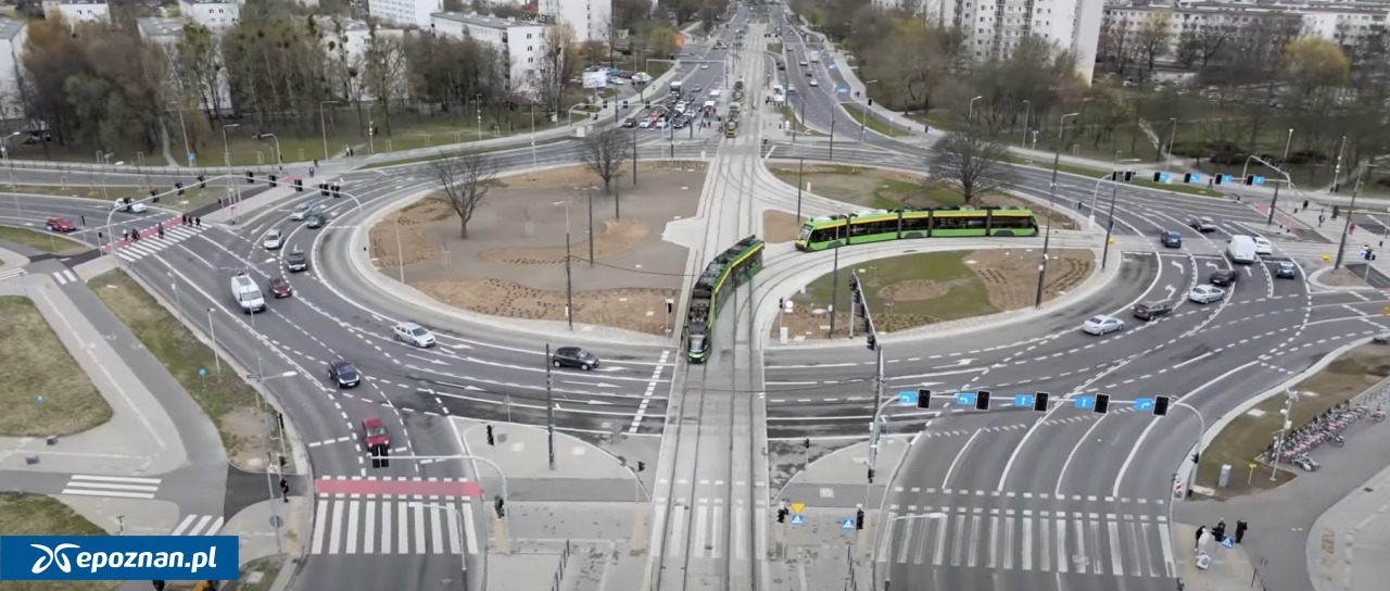 Zderzenie dwóch autobusów na rondzie Rataje, nie kursowały tramwaje