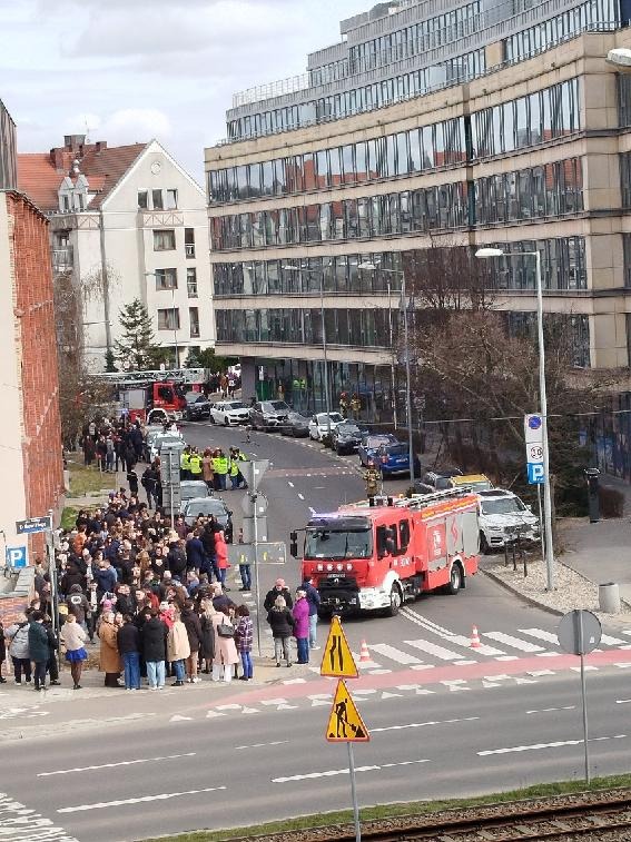 Ewakuacja biurowca w centrum Poznania