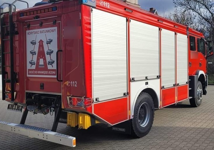 Poważny wypadek z regionie. Samochód zderzył się z motocyklem. Droga zablokowana