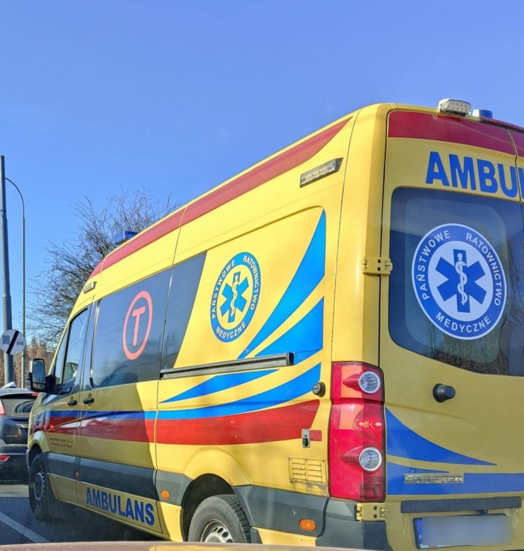 Mężczyzna zasłabł za kierownicą samochodu. Nie udało się go uratować