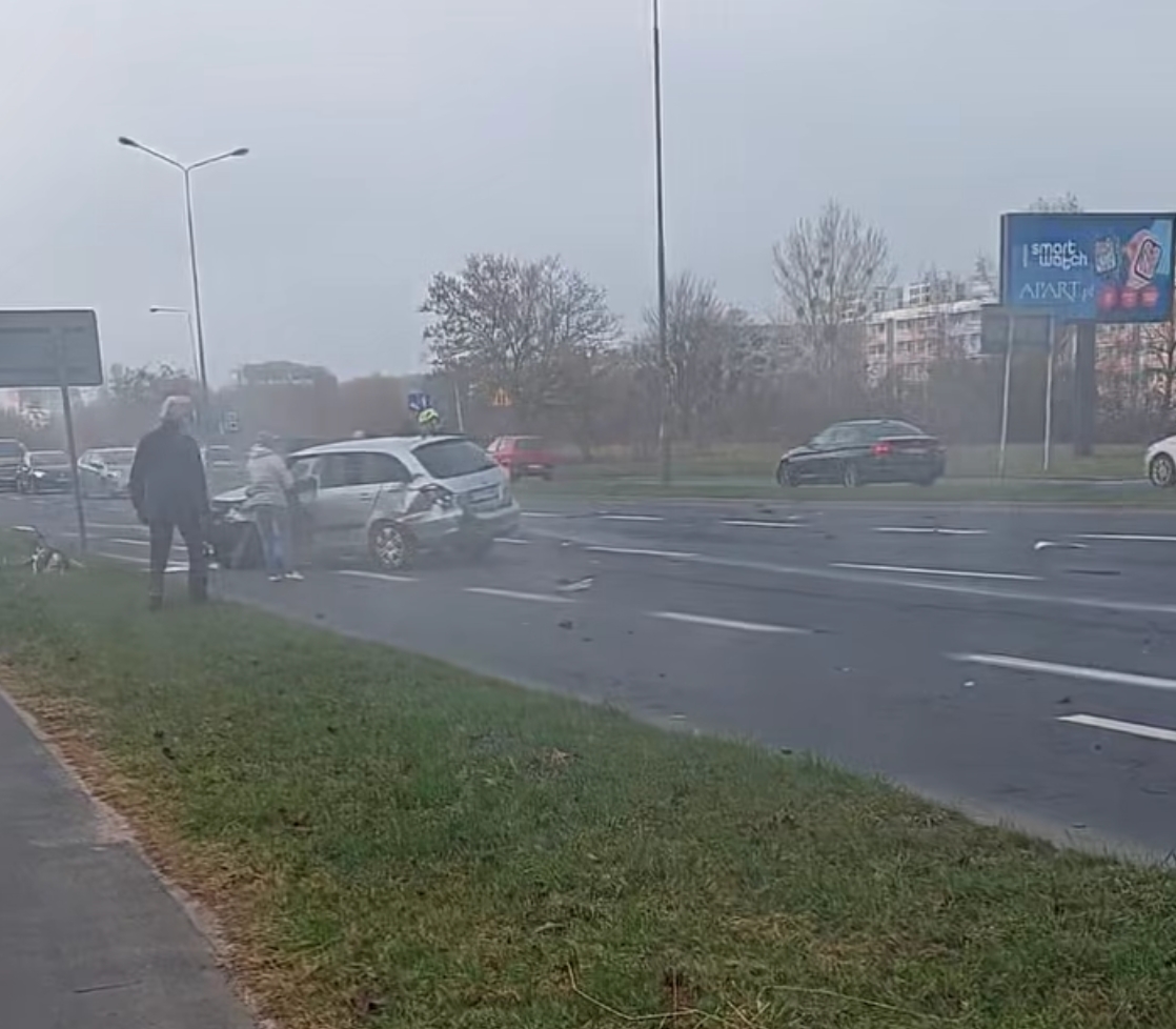 Poważny wypadek w Poznaniu. "Straż pożarna rozcina auto"