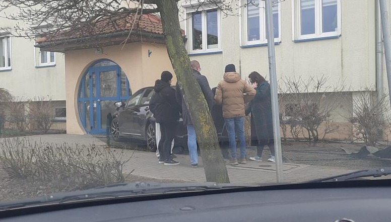 Auto uderzyło w blok. Kierowca dostał mandat