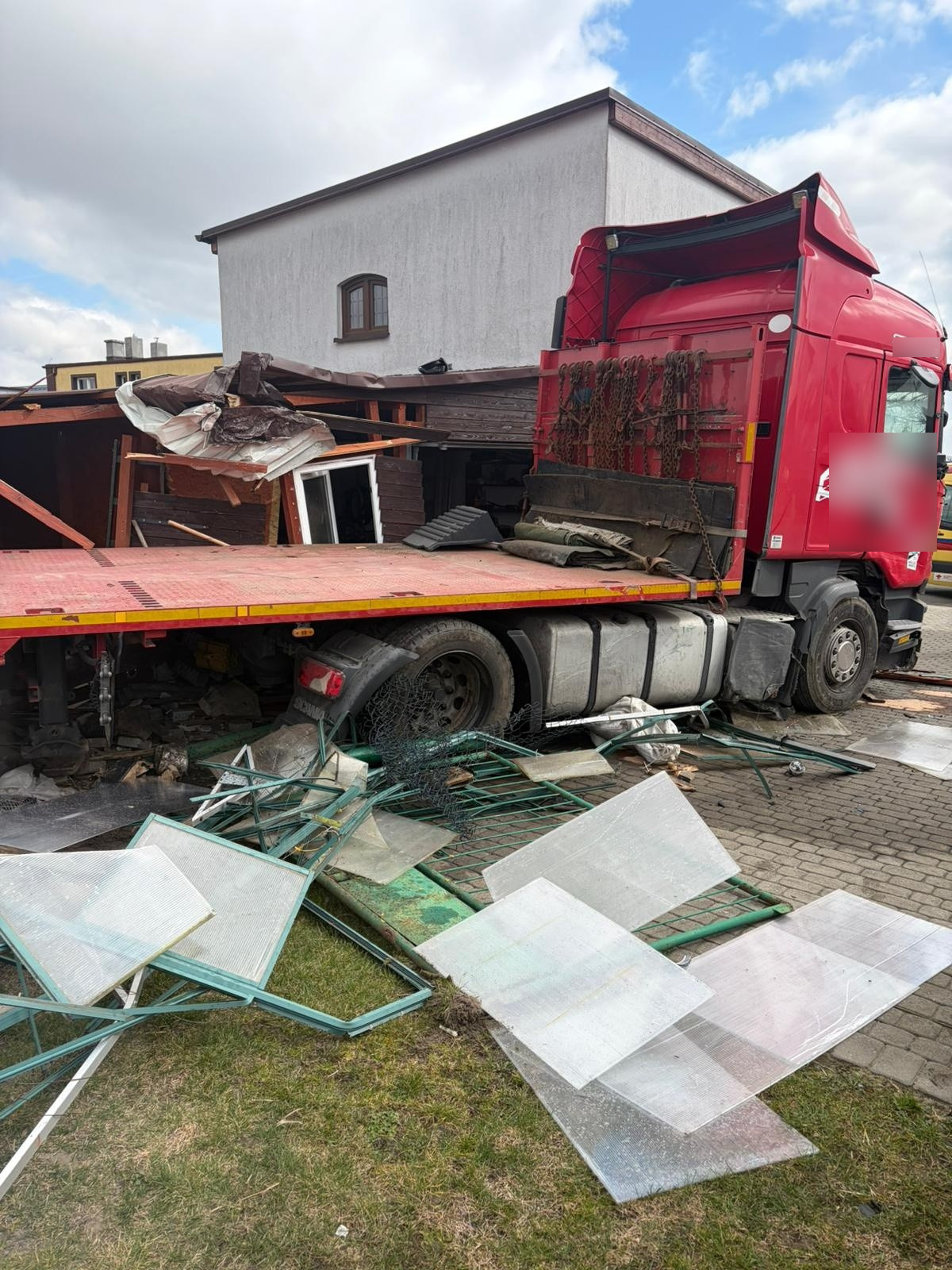 Niebezpieczna sytuacja w regionie. Ciężarówka wypadła z drogi, przejechała przez plac zabaw i staranowała garaż na prywatnej posesji