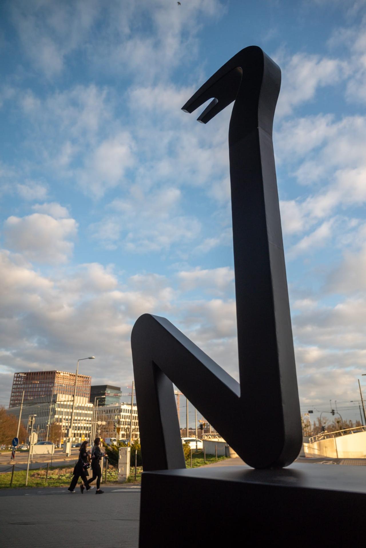 Nowa rzeźba Noriakiego stanęła w centrum Poznania. Waży tonę
