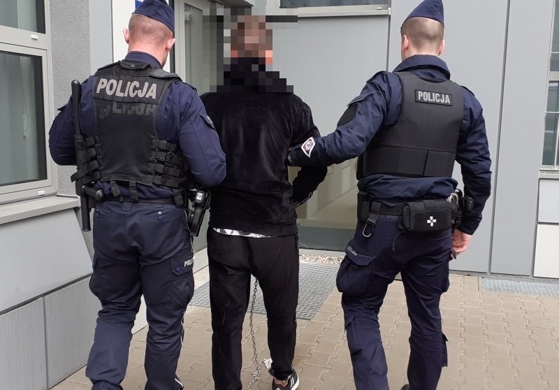 Niecodzienne sceny przy markecie w regionie. Złodziej rzucał butelkami w ścigających go ludzi