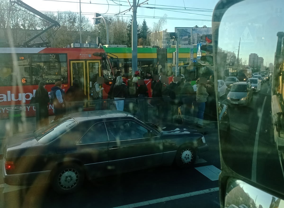 Piesza potrącona przez tramwaj. "Dziewczyna wpatrzona w telefon komórkowy"