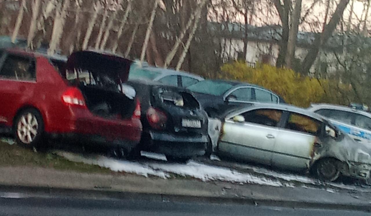 Nocny pożar aut w Poznaniu. Spłonęło pięć pojazdów