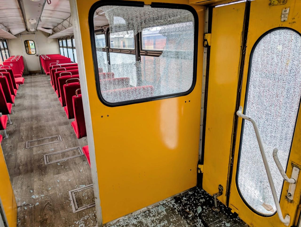 Idiotyczny wybryk w Gnieźnie. Dwóch nastolatków zdewastowało wagon kolejki wąskotorowej