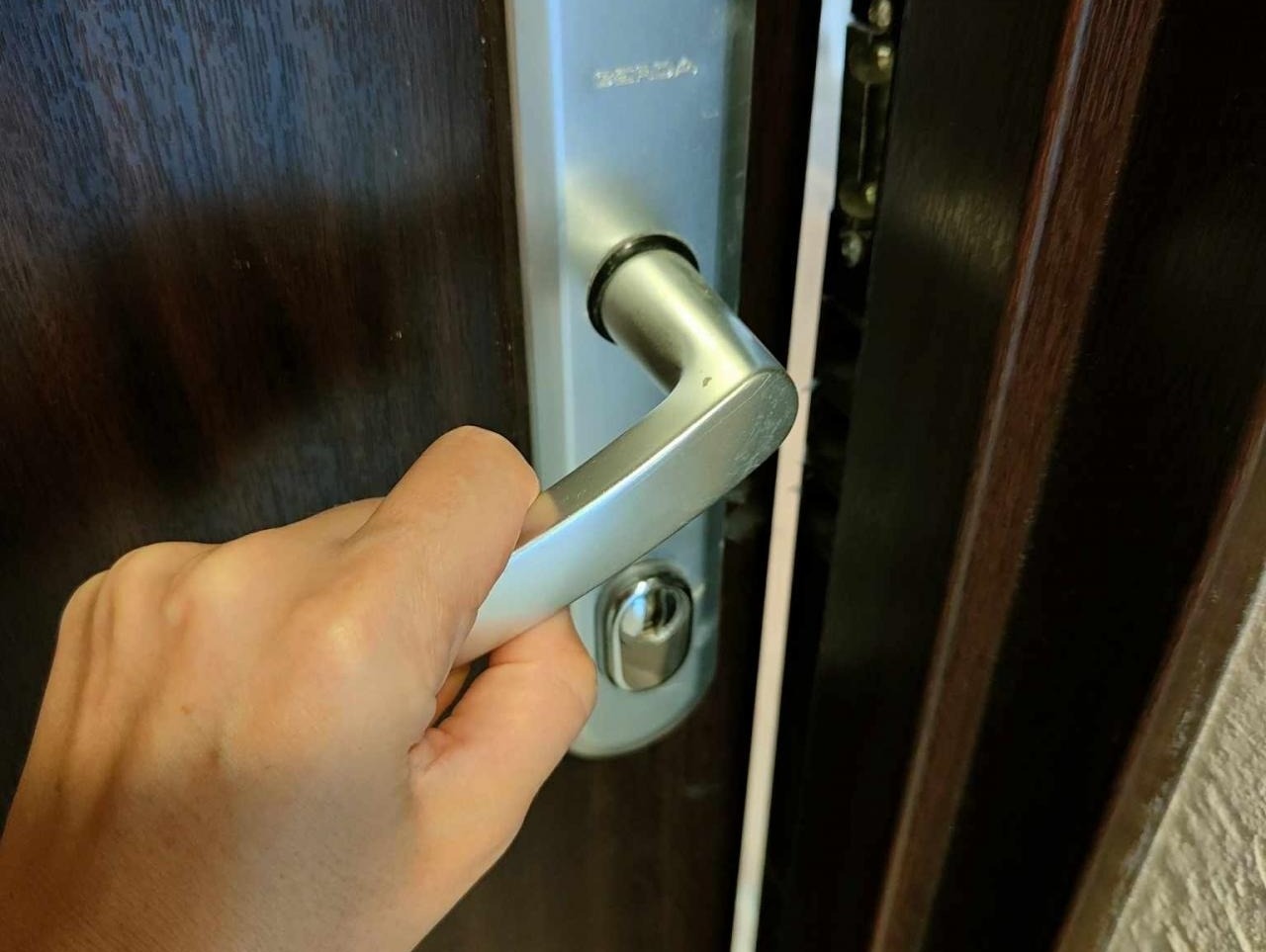 Znowu ktoś łapał za klamki mieszkań w Poznaniu