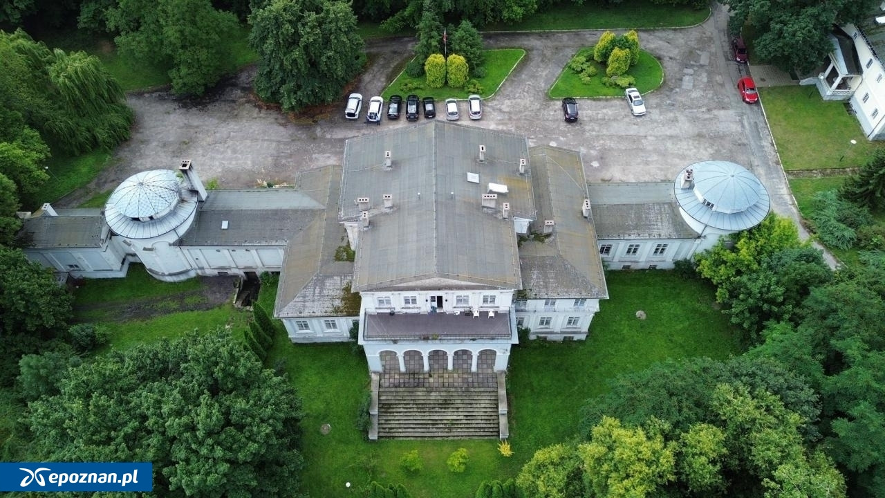 Trwa ogromna inwestycja w podpoznańskiej gminie. Remontowany jest zabytkowy pałac