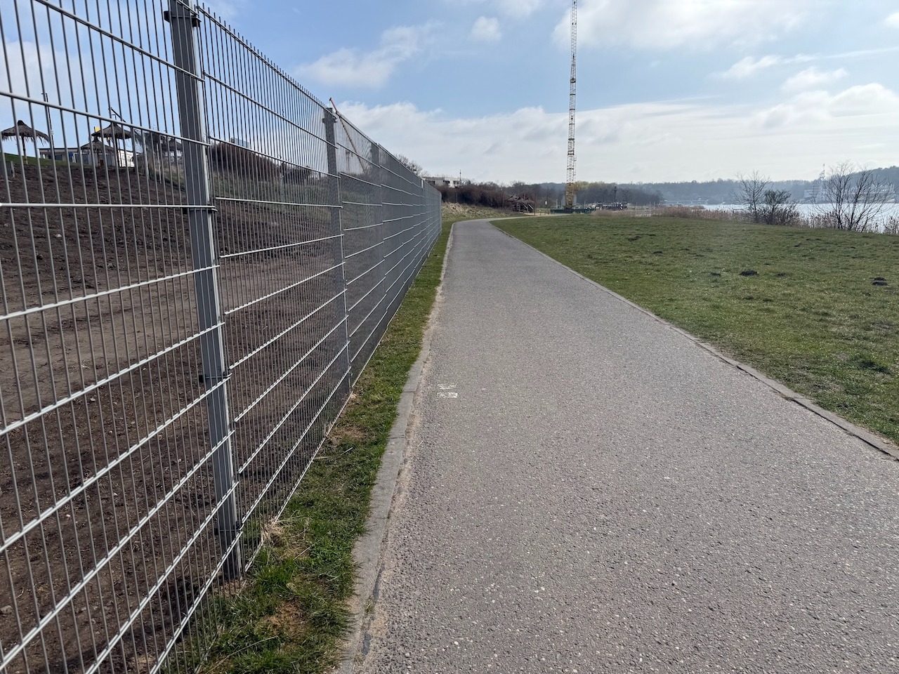 Płot stanął przy ścieżce na północnym brzegu Jeziora Maltańskiego