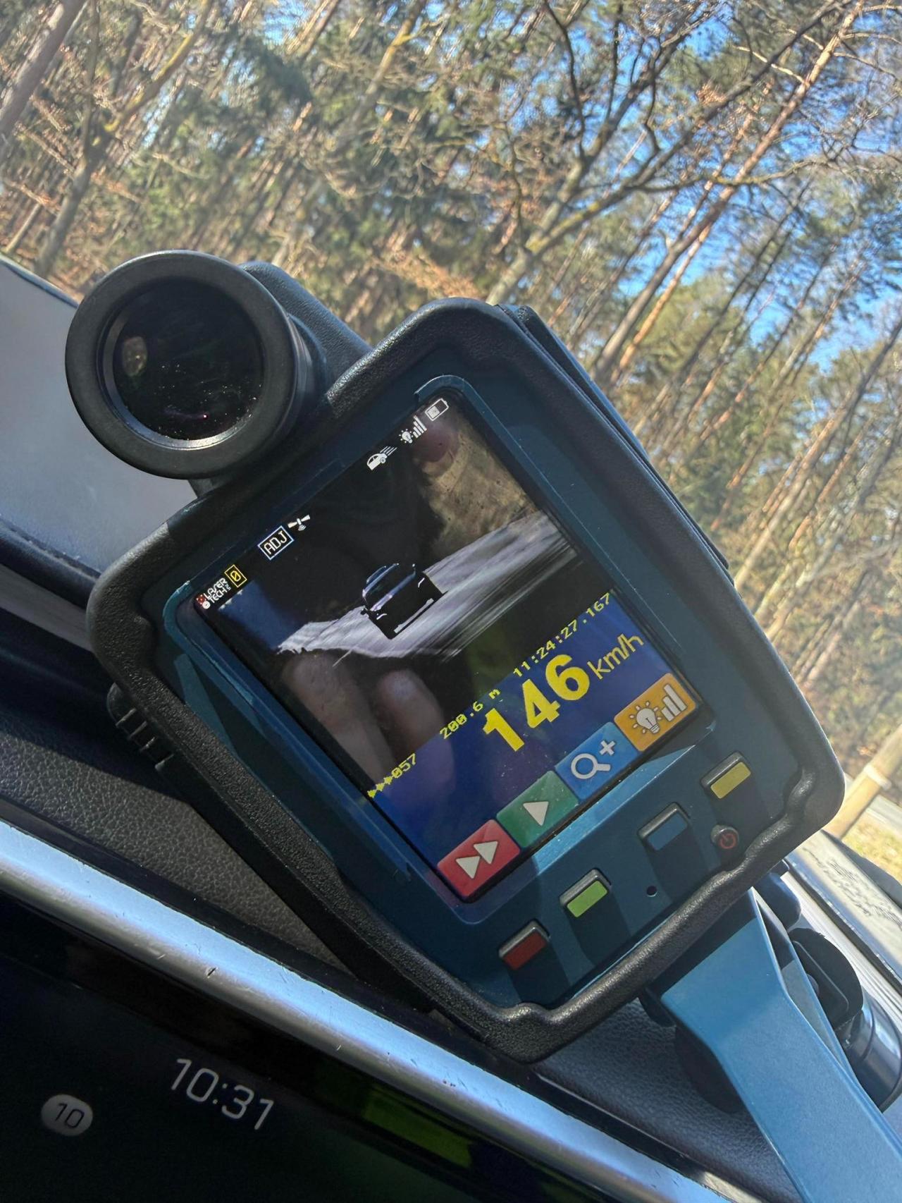 Przekroczył prędkość o ponad 50 km/h poza terenem zabudowanym. Stracił prawo jazdy