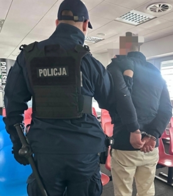 Pijany Ukrainiec nie chciał podać swoich danych. Okazało się, iż przebywa w Polsce nielegalnie. Będzie deportacja